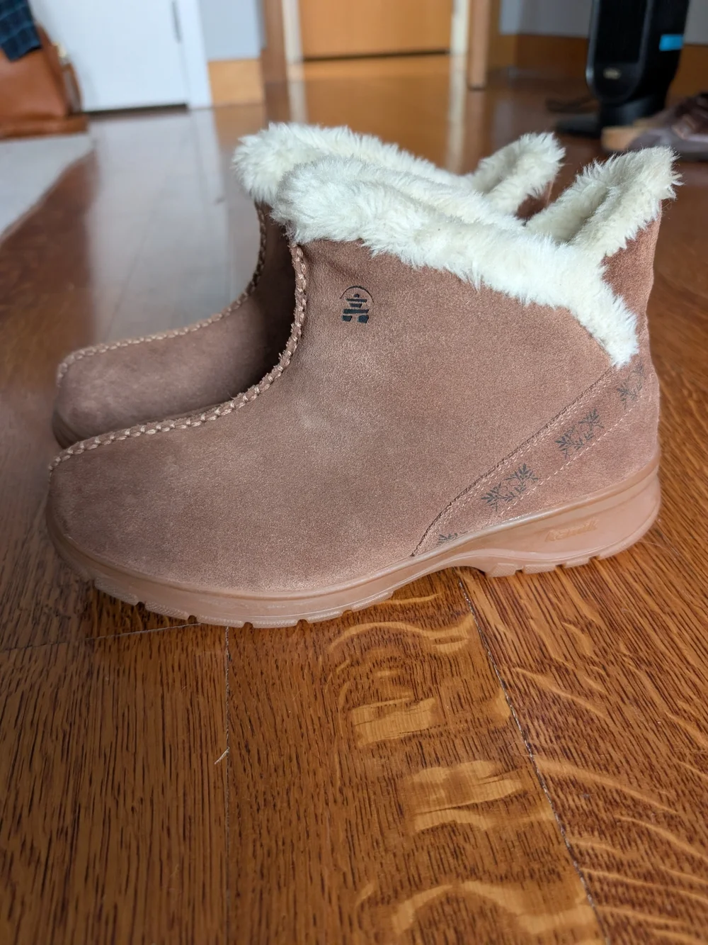 Kamik Brown Ankle Booties Suede Faux Fur Lining Thinsulate Waterproof Women's 9